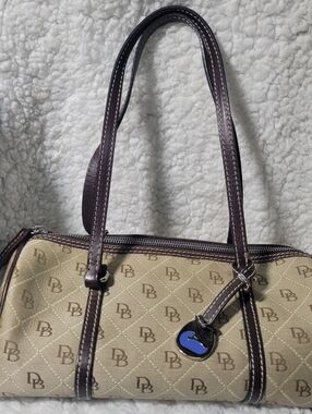 Vtg Dooney & Bourke Tan Monogram Barrel Shoulder Bag W/Havana Brown Leather Trim